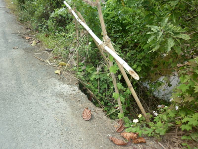 Đường sụt lở gây nguy hiểm