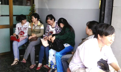 Xếp hàng xem bói tại nhà bà Lý trưa mùng 8 Tết.