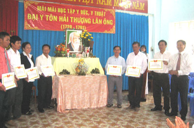 Đại diện Hội Đông y cấp tỉnh trao giấy khen cho các tập thể.