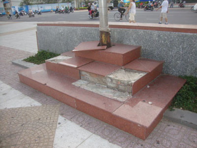 Cần sớm sửa chữa chân đế cột cờ