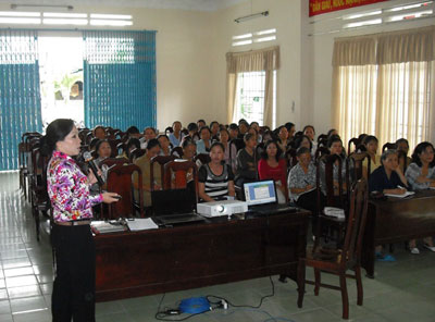 Lồng ghép tuyên truyền về bạo lực gia đình trong một buổi tập huấn kiến thức cho phụ nữ phường.