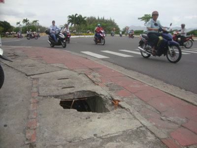 Lỗ thủng trên nắp đường cống