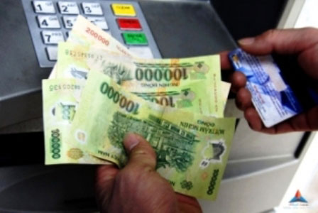 Khởi động tăng dần thu phí ATM nội mạng