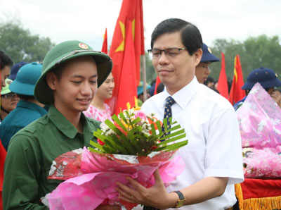 Ông Nguyễn Tấn Tuân động viên thanh niên trước giờ lên đường nhập ngũ.