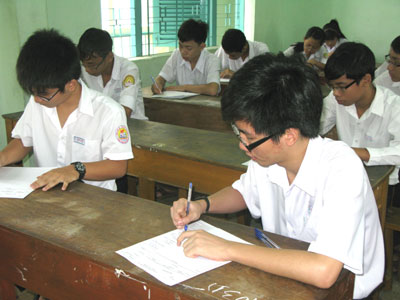 Xét tuyển hay thi tuyển?