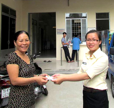 Đại diện Khu du lịch Champa (phải) trao tiền từ thiện.