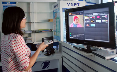 Khách hàng tìm hiểu chùm kênh VCTV trên dịch vụ MyTV tại điểm giao dịch số 4 Lê Lợi, Nha Trang.