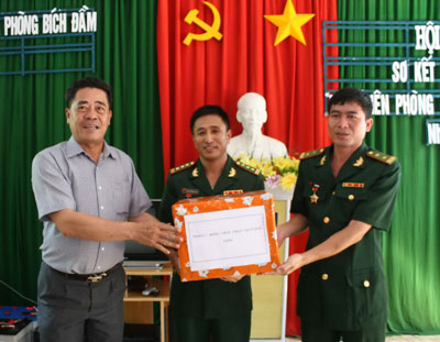 Đồng chí Lê Thanh Quang trao quà cho đại diện cán bộ, chiến sĩ Đồn Biên phòng Bích Đầm.