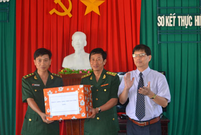 Đồng chí Nguyễn Tấn Tuân tặng quà cho cán bộ, chiến sĩ Đồn Biên phòng Ninh Phước