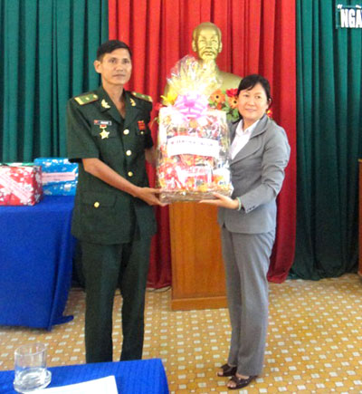Thăm và tặng quà các đơn vị Biên phòng