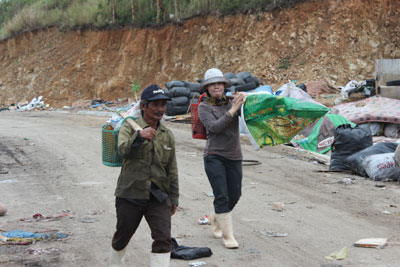 Gồng gánh lên bãi rác mưu sinh.