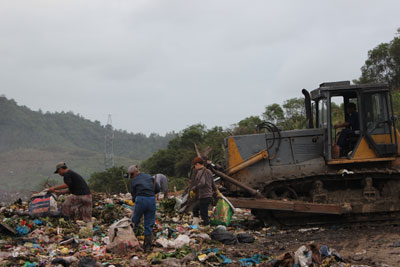 Người dân lao vào nhặt rác bất chấp nguy hiểm rình rập.