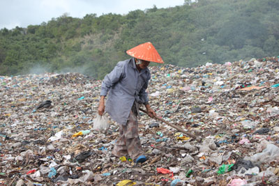 Hơn 40 năm nay, bà Ngô Thị Dễ vẫn cần mẫn mưu sinh trên bãi rác Rù Rì.