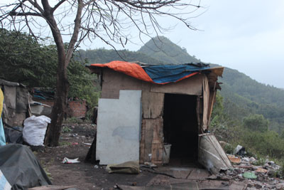 “Nhà” của người dân nhặt rác được dựng phía dưới chân bãi rác Ru Rì.