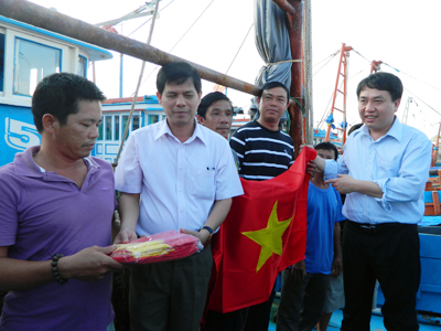 Tặng 1.000 lá cờ Tổ quốc cho ngư dân Trường Sa