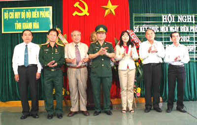 Đại tá Hồ Văn Truyền, Chỉ huy trưởng Bộ Chỉ huy Bộ đội Biên phòng tỉnh (giữa) trao kỷ niệm chương cho các cá nhân