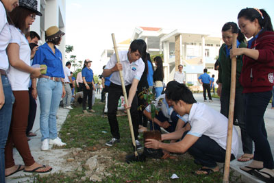 Trồng cây nhớ ơn Bác Hồ