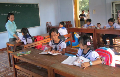 Lớp học tại thị trấn Trường Sa (huyện Trường Sa), các học sinh không chỉ được giáo viên truyền dạy về kiến thức mà còn được cán bộ, chiến sĩ trên đảo giảng dạy về tinh thần đoàn kết, tình yêu biển, đảo, yêu Tổ quốc.