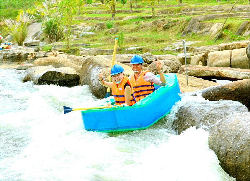 Trò chơi chèo xuồng vượt suối tại Waterland Suối Thạch Lâm.