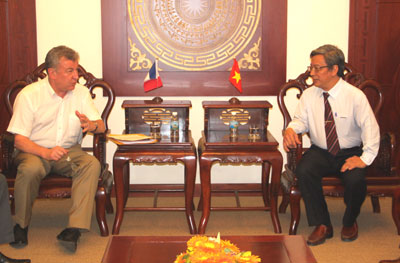 Ông Lê Xuân Thân trao đổi với ông Pierrik Nevannen về một số hoạt động của tỉnh Morbihan trong Festival Biển 2013.