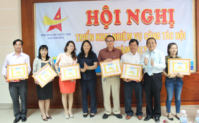 Ông Lê Hữu Hoàng - Chủ tịch Hội Doanh nhân trẻ tỉnh (thứ 2 từ phải sang) trao giấy khen cho các cá nhân có thành tích xuất sắc.