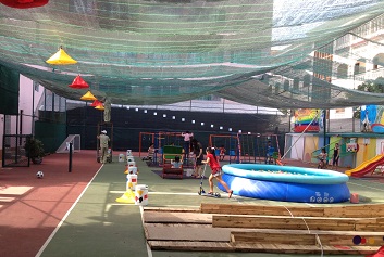 Khu trò chơi trẻ em tại quán cafe Yasaka.