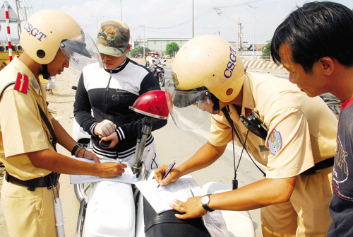 Không được dừng xe đang lưu thông để xử phạt “xe không chính chủ”