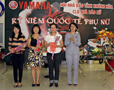  Bà Nguyễn Thị Kiều trao giải nhất cho 3 nhà báo 