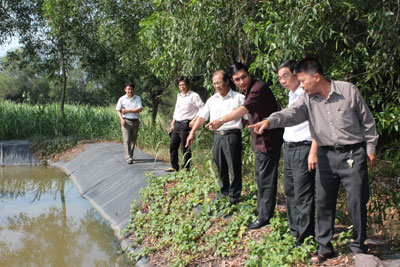 Đoàn giám sát quy trình xử lý nước thải tại Trung tâm Giống đà điểu Ninh Hòa.