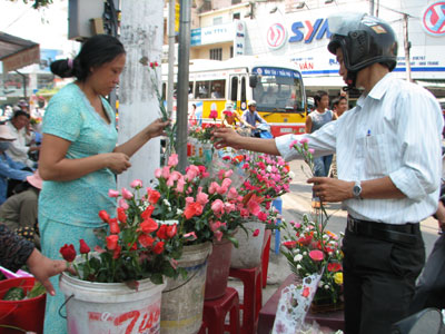 Giá hoa tươi đồng loạt tăng mạnh.