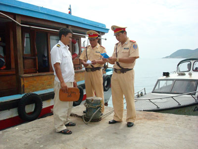 Do Nha Trang là thành phố du lịch biển, đảo nên số lượng phương tiện tham gia giao thông đường thủy nội địa (ĐTNĐ) khá lớn và đa dạng chủng loại. Để giảm thiểu nguy cơ tai nạn giao thông đường thủy, ngay từ đầu năm, 