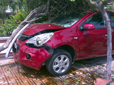 Ô tô tránh xe máy, ủi ngã trụ đèn