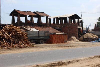 Nhiều lò gạch thủ công ở xã Ninh Xuân vẫn tiếp tục hoạt động.