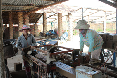 Nhiều người vẫn mưu sinh bên các lò gạch thủ công.