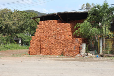 Nhiều người vẫn mưu sinh bên các lò gạch thủ công.