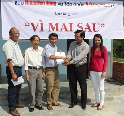  Đại diện Báo Người lao động trao quà cho ông Nguyễn Văn Tĩnh.