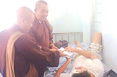 Ban Từ thiện xã hội Phật giáo Khánh Hòa phối hợp thăm và hỗ trợ cho 45 nạn nhân