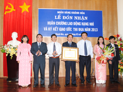 Đón nhận Huân chương Lao động hạng Nhì