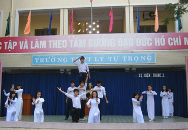  Múa “Vũ điệu biển xanh”.