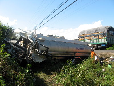 Xe bồn “đấu đầu” xe giường nằm, 1 tài xế tử vong
