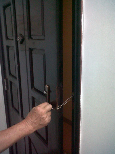  Sợi dây xích bảo vệ cửa phòng 303 Khách sạn T.P.