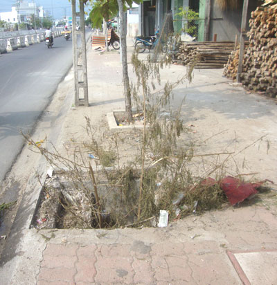 Hiện nay, trên lề đường Nguyễn Tất Thành (trước nhà ô 75) phường Phước Long, TP. Nha Trang có một hố ga bị sập nắp, để lộ ra hố sâu (xem ảnh).