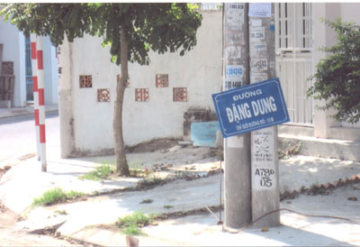 Biển tên đường chưa đẹp