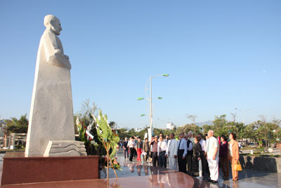 Các thành viên Hội Ái mộ A.Yersin dâng hoa tại tượng đài bác sĩ Yersin.  