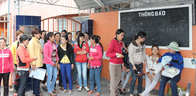 IMG-4110: Công nhân đã nghỉ việc ở Công ty TNHH Thực phẩm Sakura đến Công ty đòi quyền lợi.