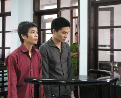  Bị cáo Lê Anh Tuấn (bên phải) và Lưu Ngọc Sơn.