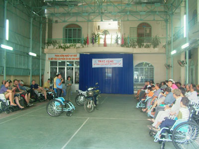 Cấp miễn phí 100 xe lăn cho người khuyết tật ở Nha Trang và Ninh Hòa
