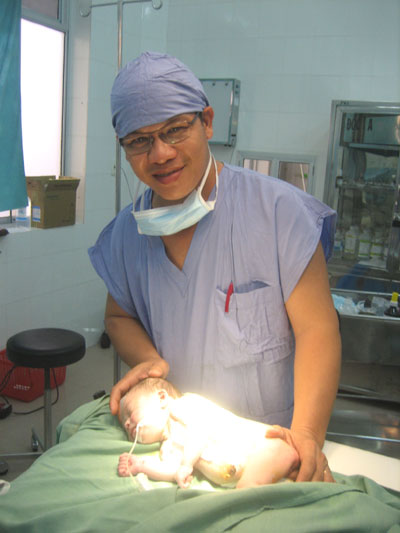 Cứu sống bé gái 2 tuần tuổi bị tim bẩm sinh nặng