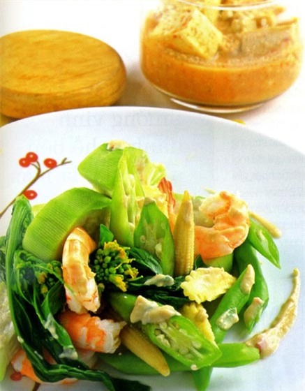 Món ăn: Tôm xốt chao, rau củ ăn kèm