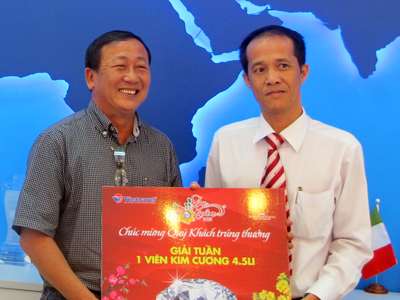 Trao thưởng cho khách hàng trúng kim cương